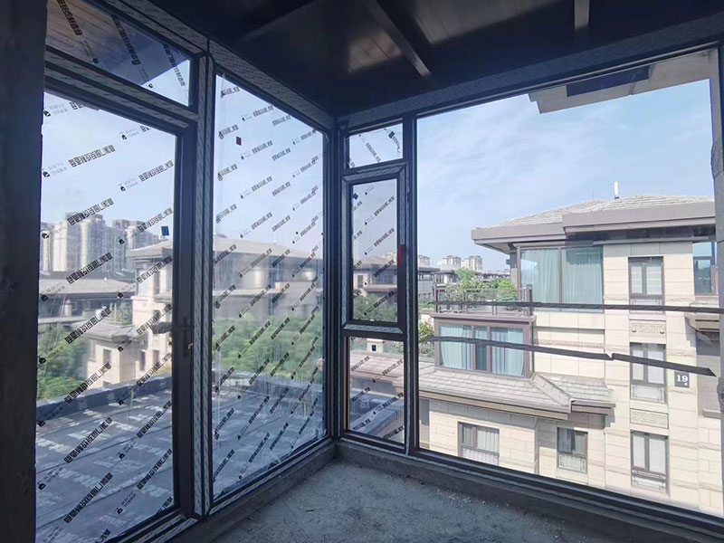 系统窗施工现场